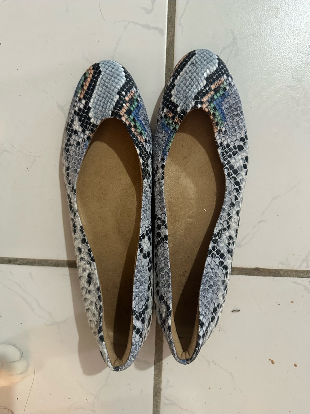 Women’s Snake-Print Ballet Flats in Gray